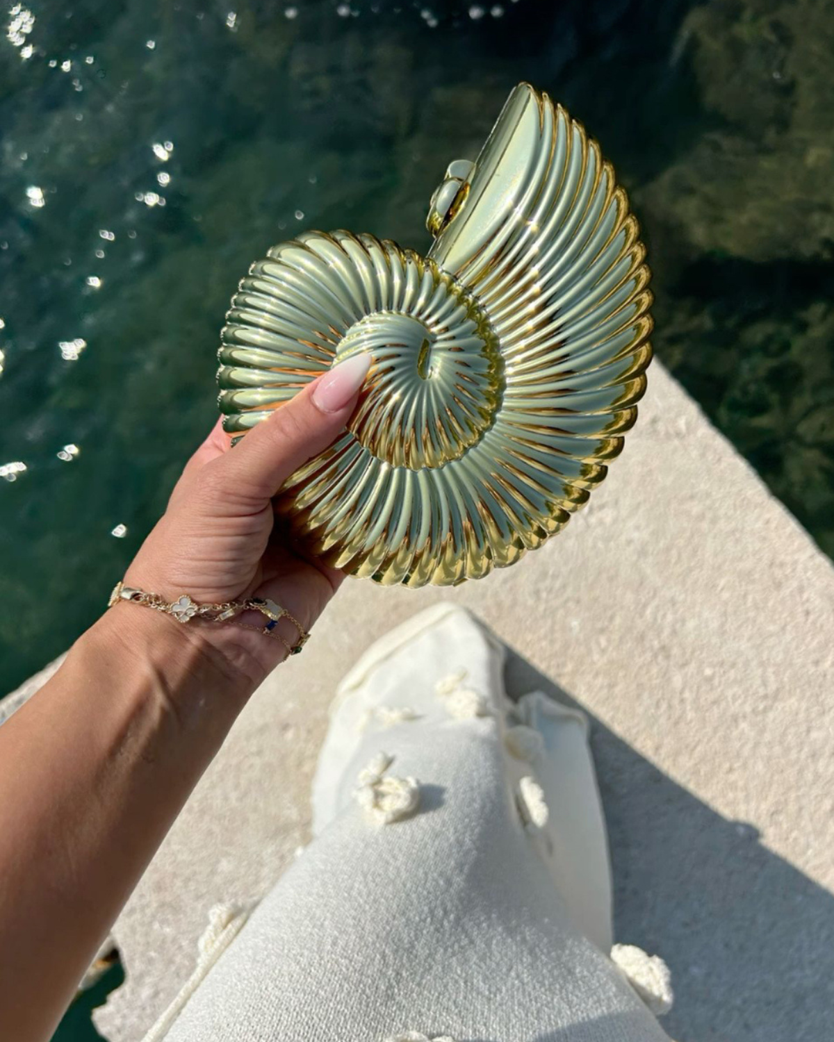 Ariel Gold Clutch — bolso de mano · Novah Collection