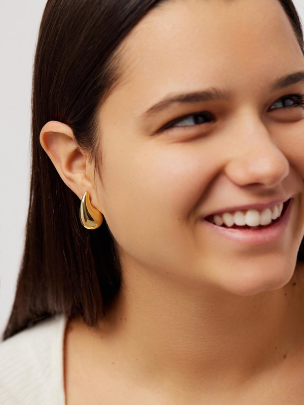 Golden Drop Earrings — pendientes en color dorado · Novah Collection [color:Dorado]