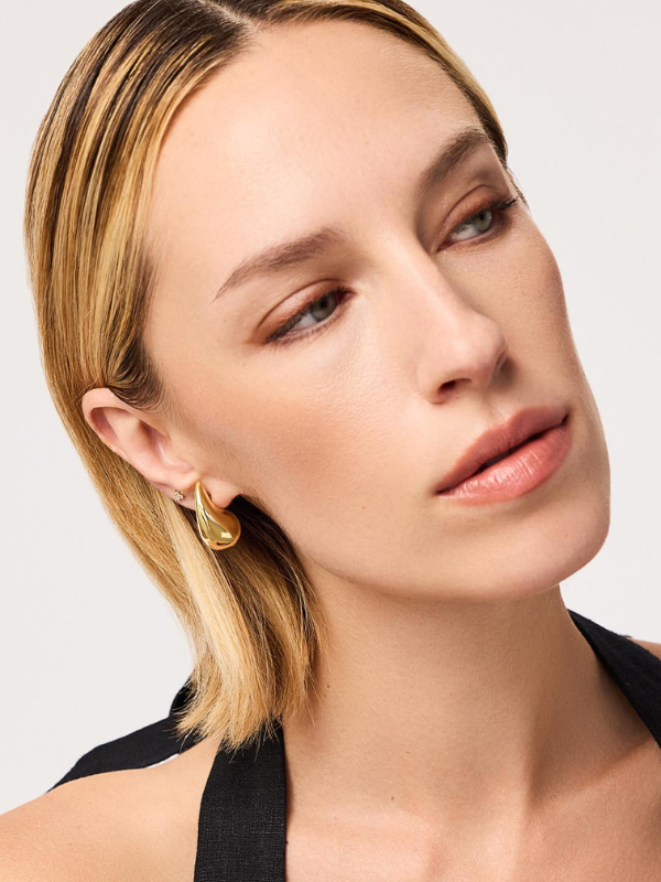 Golden Drop Earrings — pendientes en color dorado · Novah Collection [color:Dorado]