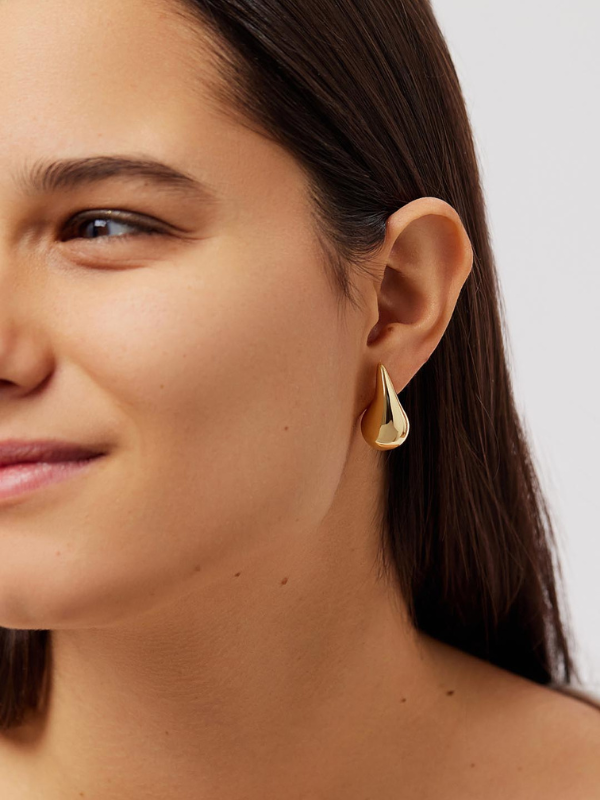 Golden Drop Earrings — pendientes en color dorado · Novah Collection [color:Dorado]